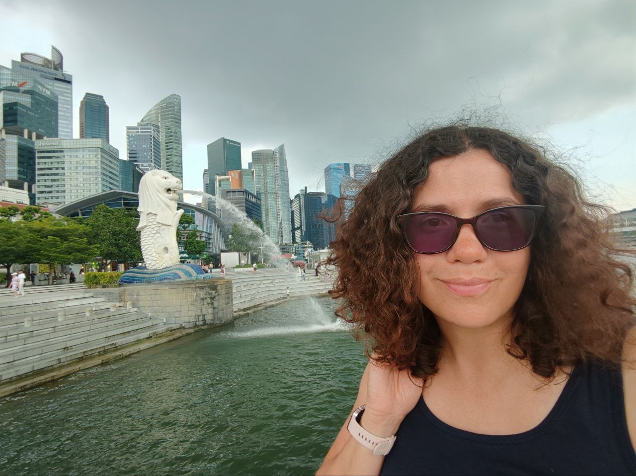 Ирина у Мерлиона — Marina Bay Sands в серое небо за спиной
